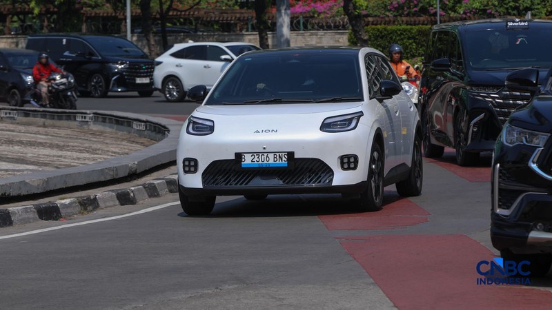 Mobil listrik melintasi ruas Jalan M.H Thamrin di Jakarta, Kamis (16/7/2026). (CNBC Indonesia/Faisal Rahman)
