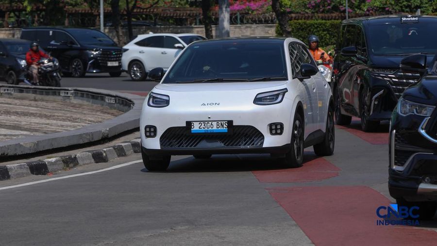 Mobil listrik melintasi ruas Jalan M.H Thamrin di Jakarta, Kamis (16/7/2026). (CNBC Indonesia/Faisal Rahman)