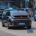 Mobil listrik melintasi ruas Jalan M.H Thamrin di Jakarta, Kamis (16/7/2026). (CNBC Indonesia/Faisal Rahman)