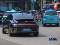 Mobil listrik melintasi ruas Jalan M.H Thamrin di Jakarta, Kamis (16/7/2026). (CNBC Indonesia/Faisal Rahman)