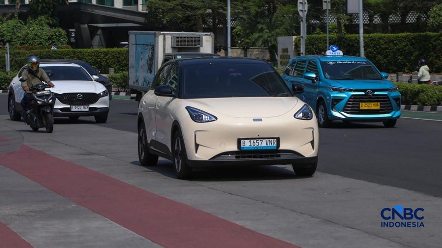 Mobil listrik melintasi ruas Jalan M.H Thamrin di Jakarta, Kamis (16/7/2026). (CNBC Indonesia/Faisal Rahman)