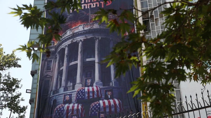 Papan reklame raksasa yang menampilkan ilustrasi Presiden AS Donald Trump berada di dalam peti mati yang terpampang di pusat kota Teheran, Kamis (16/7/2026). (via REUTERS/Majid Asgaripour)