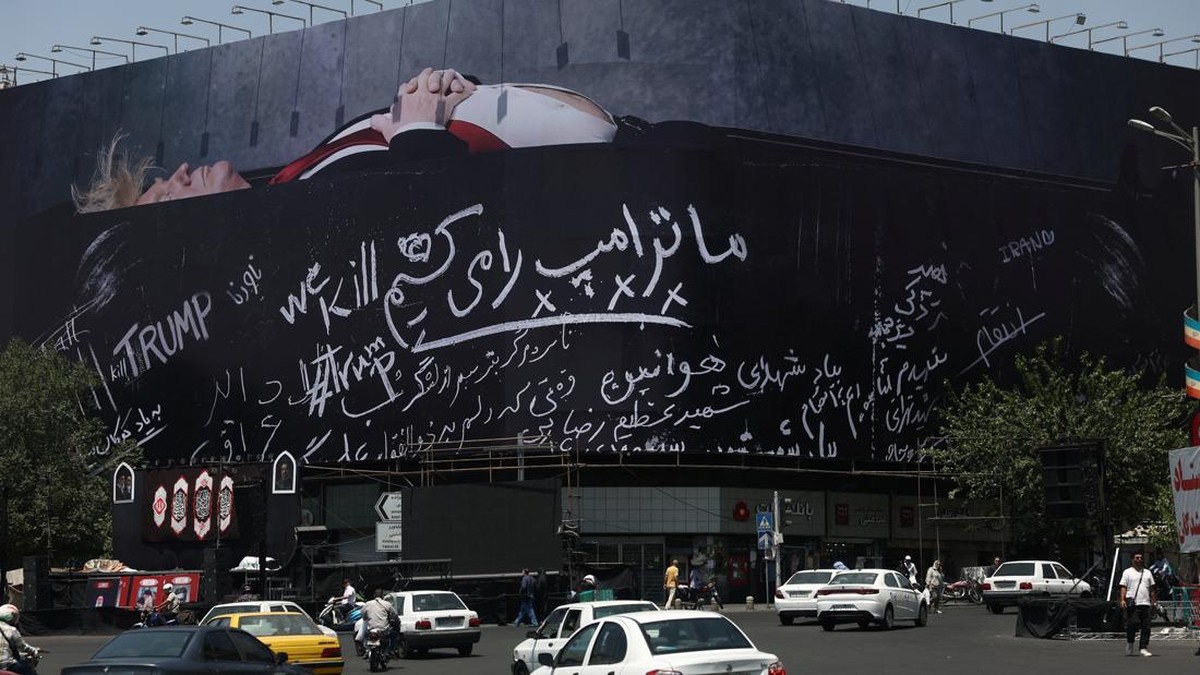 Heboh Donald Trump dalam Peti Mati Muncul di Teheran