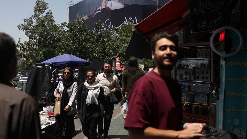 Papan reklame raksasa yang menampilkan ilustrasi Presiden AS Donald Trump berada di dalam peti mati yang terpampang di pusat kota Teheran, Kamis (16/7/2026). (via REUTERS/Majid Asgaripour)