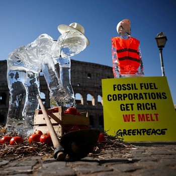 Patung-patung es yang menggambarkan seorang petani dan seorang tukang bangunan, kelompok pekerja yang paling rentan terhadap gelombang panas, yang ditempatkan oleh aktivis Greenpeace, meleleh di bawah sinar matahari, selama demonstrasi untuk menyorot