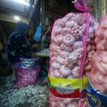 Pekerja mengupas bawang putih di Pasar Induk Kramat Jati, Jakarta, Kamis (16/7/2026). Badan Pusat Statistik (BPS) mencatat Indonesia masih sangat bergantung pada China untuk memenuhi kebutuhan impor bawang putih. (CNBC Indonesia/Faisal Rahman)