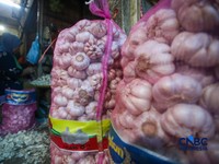 Pekerja mengupas bawang putih di Pasar Induk Kramat Jati, Jakarta, Kamis (16/7/2026). Badan Pusat Statistik (BPS) mencatat Indonesia masih sangat bergantung pada China untuk memenuhi kebutuhan impor bawang putih. (CNBC Indonesia/Faisal Rahman)