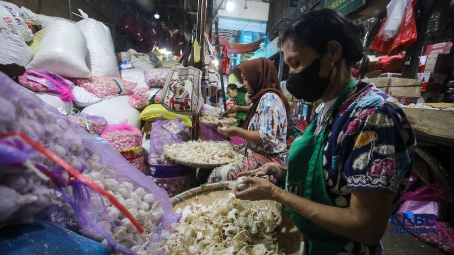 Pekerja mengupas bawang putih di Pasar Induk Kramat Jati, Jakarta, Kamis (16/7/2026). Badan Pusat Statistik (BPS) mencatat Indonesia masih sangat bergantung pada China untuk memenuhi kebutuhan impor bawang putih. (CNBC Indonesia/Faisal Rahman)