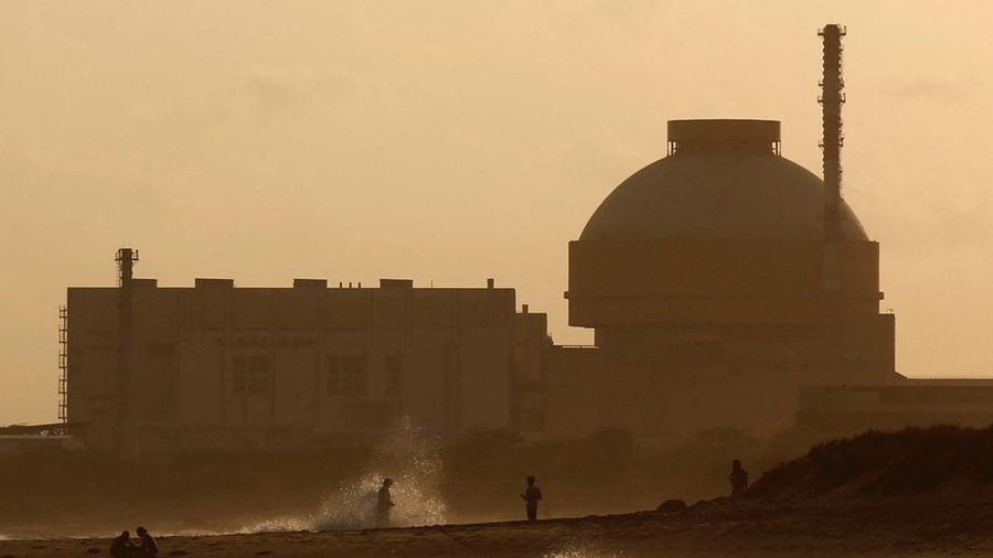 Polisi berpatroli di pantai dekat proyek pembangkit listrik tenaga nuklir Kudankulam di negara bagian Tamil Nadu, India selatan, 12 September 2012. (REUTERS/Adnan Abidi/File Foto)