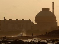 Polisi berpatroli di pantai dekat proyek pembangkit listrik tenaga nuklir Kudankulam di negara bagian Tamil Nadu, India selatan, 12 September 2012. (REUTERS/Adnan Abidi/File Foto)