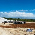 Sejumlah keamanan berjaga di Lahan proyek pengembangan Kilang Gas Alam Cair (LNG) darat (onshore) Blok Masela di Kabupaten Kepulauan Tanimbar, Maluku, Kamis (16/7/2026). (CNBC Indonesia/Romys Binekasri)