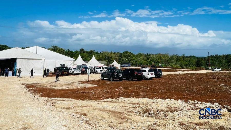 Sejumlah keamanan berjaga di Lahan proyek pengembangan Kilang Gas Alam Cair (LNG) darat (onshore) Blok Masela di Kabupaten Kepulauan Tanimbar, Maluku, Kamis (16/7/2026). (CNBC Indonesia/Romys Binekasri)