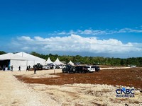 Sejumlah keamanan berjaga di Lahan proyek pengembangan Kilang Gas Alam Cair (LNG) darat (onshore) Blok Masela di Kabupaten Kepulauan Tanimbar, Maluku, Kamis (16/7/2026). (CNBC Indonesia/Romys Binekasri)