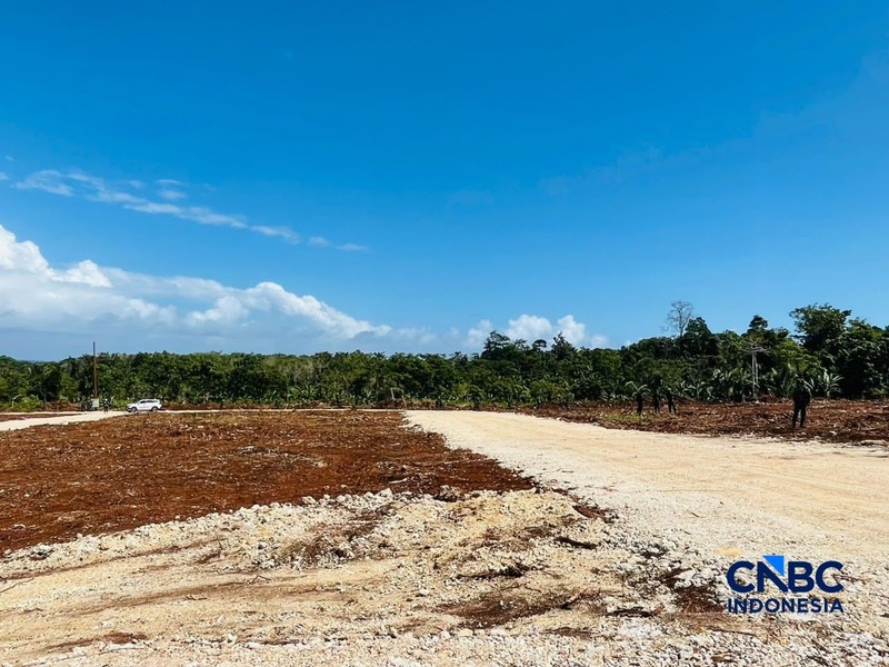 Sejumlah keamanan berjaga di Lahan proyek pengembangan Kilang Gas Alam Cair (LNG) darat (onshore) Blok Masela di Kabupaten Kepulauan Tanimbar, Maluku, Kamis (16/7/2026). (CNBC Indonesia/Romys Binekasri)