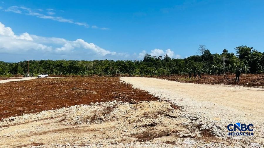 Sejumlah keamanan berjaga di Lahan proyek pengembangan Kilang Gas Alam Cair (LNG) darat (onshore) Blok Masela di Kabupaten Kepulauan Tanimbar, Maluku, Kamis (16/7/2026). (CNBC Indonesia/Romys Binekasri)