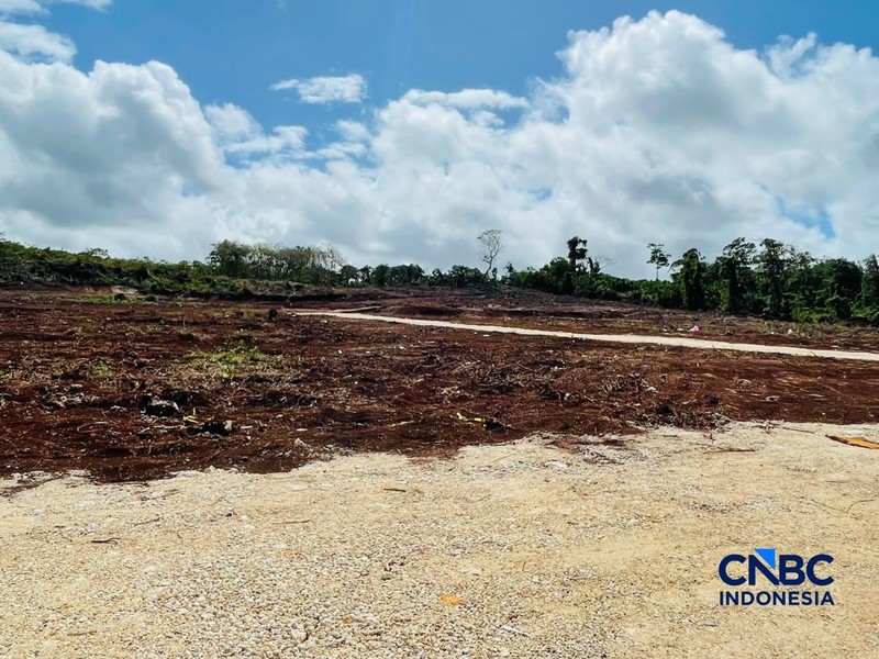 Sejumlah keamanan berjaga di Lahan proyek pengembangan Kilang Gas Alam Cair (LNG) darat (onshore) Blok Masela di Kabupaten Kepulauan Tanimbar, Maluku, Kamis (16/7/2026). (CNBC Indonesia/Romys Binekasri)