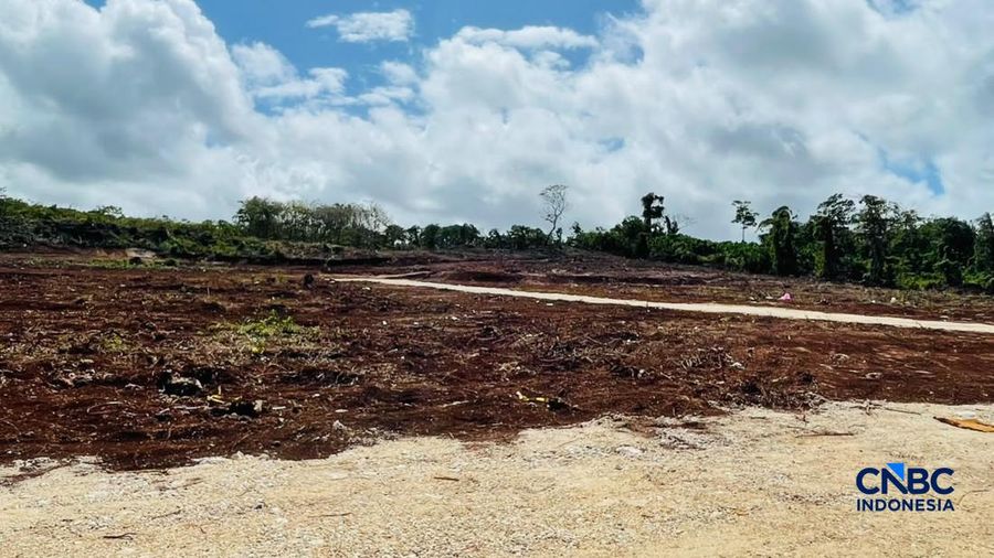 Sejumlah keamanan berjaga di Lahan proyek pengembangan Kilang Gas Alam Cair (LNG) darat (onshore) Blok Masela di Kabupaten Kepulauan Tanimbar, Maluku, Kamis (16/7/2026). (CNBC Indonesia/Romys Binekasri)