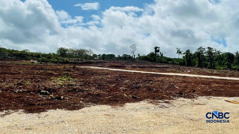 Sejumlah keamanan berjaga di Lahan proyek pengembangan Kilang Gas Alam Cair (LNG) darat (onshore) Blok Masela di Kabupaten Kepulauan Tanimbar, Maluku, Kamis (16/7/2026). (CNBC Indonesia/Romys Binekasri)