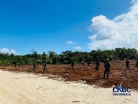 Sejumlah keamanan berjaga di Lahan proyek pengembangan Kilang Gas Alam Cair (LNG) darat (onshore) Blok Masela di Kabupaten Kepulauan Tanimbar, Maluku, Kamis (16/7/2026). (CNBC Indonesia/Romys Binekasri)
