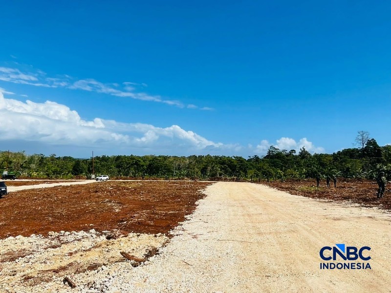 Sejumlah keamanan berjaga di Lahan proyek pengembangan Kilang Gas Alam Cair (LNG) darat (onshore) Blok Masela di Kabupaten Kepulauan Tanimbar, Maluku, Kamis (16/7/2026). (CNBC Indonesia/Romys Binekasri)
