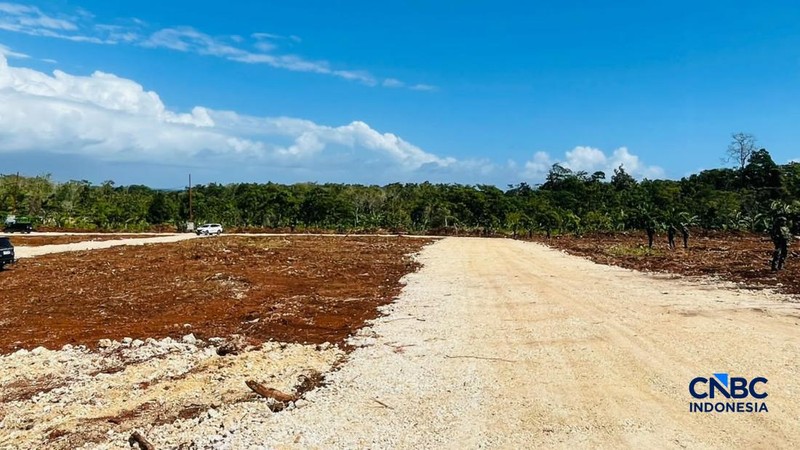 Sejumlah keamanan berjaga di Lahan proyek pengembangan Kilang Gas Alam Cair (LNG) darat (onshore) Blok Masela di Kabupaten Kepulauan Tanimbar, Maluku, Kamis (16/7/2026). (CNBC Indonesia/Romys Binekasri)