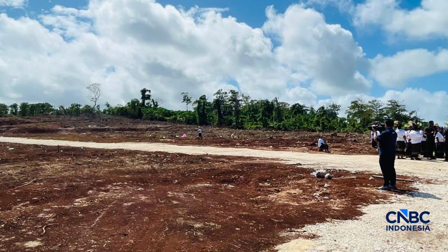 Sejumlah keamanan berjaga di Lahan proyek pengembangan Kilang Gas Alam Cair (LNG) darat (onshore) Blok Masela di Kabupaten Kepulauan Tanimbar, Maluku, Kamis (16/7/2026). (CNBC Indonesia/Romys Binekasri)