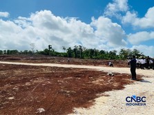 Sejumlah keamanan berjaga di Lahan proyek pengembangan Kilang Gas Alam Cair (LNG) darat (onshore) Blok Masela di Kabupaten Kepulauan Tanimbar, Maluku, Kamis (16/7/2026). (CNBC Indonesia/Romys Binekasri)