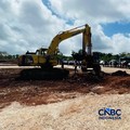 Sejumlah keamanan berjaga di Lahan proyek pengembangan Kilang Gas Alam Cair (LNG) darat (onshore) Blok Masela di Kabupaten Kepulauan Tanimbar, Maluku, Kamis (16/7/2026). (CNBC Indonesia/Romys Binekasri)