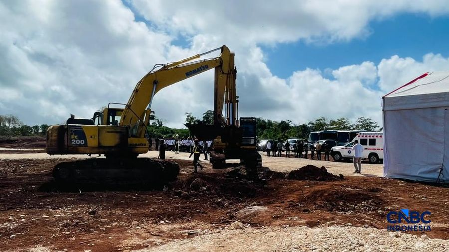 Sejumlah keamanan berjaga di Lahan proyek pengembangan Kilang Gas Alam Cair (LNG) darat (onshore) Blok Masela di Kabupaten Kepulauan Tanimbar, Maluku, Kamis (16/7/2026). (CNBC Indonesia/Romys Binekasri)