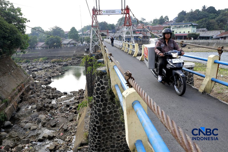 Sejumlah pengendara melintas dijembatan Bendung Katulampa, Bogor Jawa Barat, Kamis, (16/7/2026). Debit air di Bendung Katulampa, Kota Bogor, mulai mengalami penurunan seiring memasuki musim kemarau. (CNBC Indonesia/Muhammad Sabki)