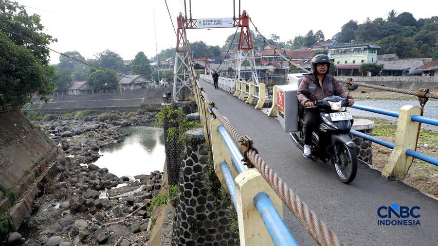 Sejumlah pengendara melintas dijembatan Bendung Katulampa, Bogor Jawa Barat, Kamis, (16/7/2026). Debit air di Bendung Katulampa, Kota Bogor, mulai mengalami penurunan seiring memasuki musim kemarau. (CNBC Indonesia/Muhammad Sabki)