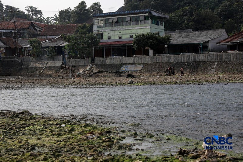 Sejumlah pengendara melintas dijembatan Bendung Katulampa, Bogor Jawa Barat, Kamis, (16/7/2026). Debit air di Bendung Katulampa, Kota Bogor, mulai mengalami penurunan seiring memasuki musim kemarau. (CNBC Indonesia/Muhammad Sabki)
