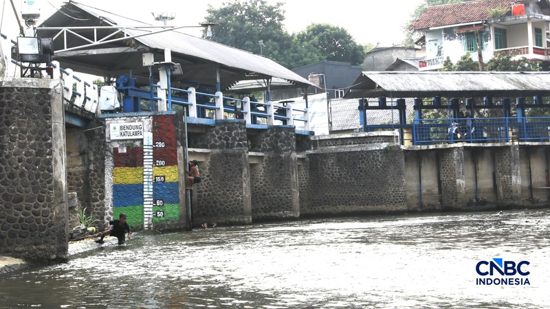 Sejumlah pengendara melintas dijembatan Bendung Katulampa, Bogor Jawa Barat, Kamis, (16/7/2026). Debit air di Bendung Katulampa, Kota Bogor, mulai mengalami penurunan seiring memasuki musim kemarau. (CNBC Indonesia/Muhammad Sabki)