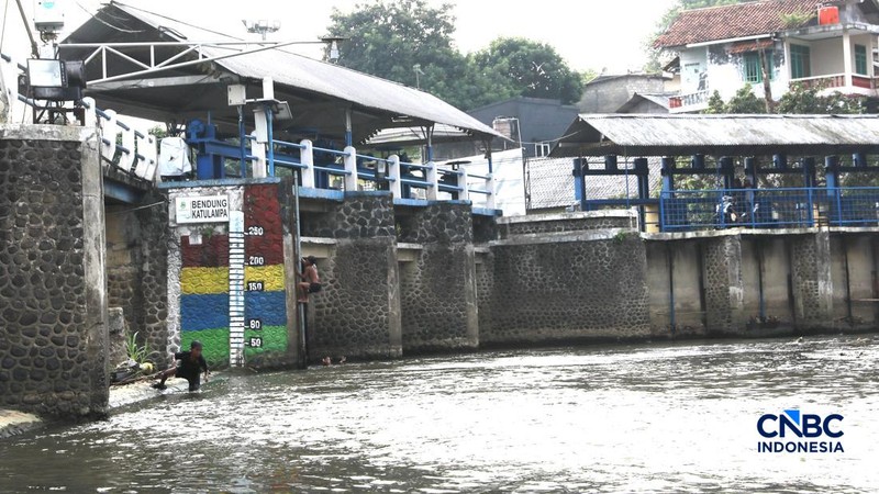 Sejumlah pengendara melintas dijembatan Bendung Katulampa, Bogor Jawa Barat, Kamis, (16/7/2026). Debit air di Bendung Katulampa, Kota Bogor, mulai mengalami penurunan seiring memasuki musim kemarau. (CNBC Indonesia/Muhammad Sabki)