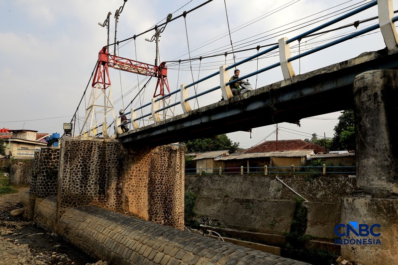 Sejumlah pengendara melintas dijembatan Bendung Katulampa, Bogor Jawa Barat, Kamis, (16/7/2026). Debit air di Bendung Katulampa, Kota Bogor, mulai mengalami penurunan seiring memasuki musim kemarau. (CNBC Indonesia/Muhammad Sabki)