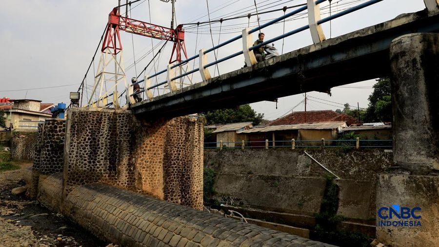 Sejumlah pengendara melintas dijembatan Bendung Katulampa, Bogor Jawa Barat, Kamis, (16/7/2026). Debit air di Bendung Katulampa, Kota Bogor, mulai mengalami penurunan seiring memasuki musim kemarau. (CNBC Indonesia/Muhammad Sabki)