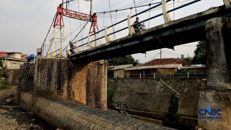 Sejumlah pengendara melintas dijembatan Bendung Katulampa, Bogor Jawa Barat, Kamis, (16/7/2026). Debit air di Bendung Katulampa, Kota Bogor, mulai mengalami penurunan seiring memasuki musim kemarau. (CNBC Indonesia/Muhammad Sabki)