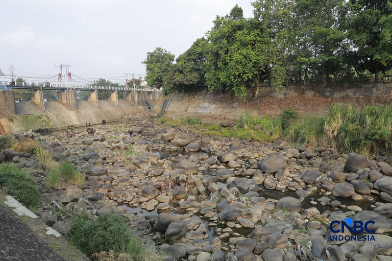 Sejumlah pengendara melintas dijembatan Bendung Katulampa, Bogor Jawa Barat, Kamis, (16/7/2026). Debit air di Bendung Katulampa, Kota Bogor, mulai mengalami penurunan seiring memasuki musim kemarau. (CNBC Indonesia/Muhammad Sabki)