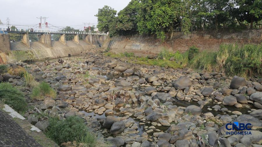 Sejumlah pengendara melintas dijembatan Bendung Katulampa, Bogor Jawa Barat, Kamis, (16/7/2026). Debit air di Bendung Katulampa, Kota Bogor, mulai mengalami penurunan seiring memasuki musim kemarau. (CNBC Indonesia/Muhammad Sabki)