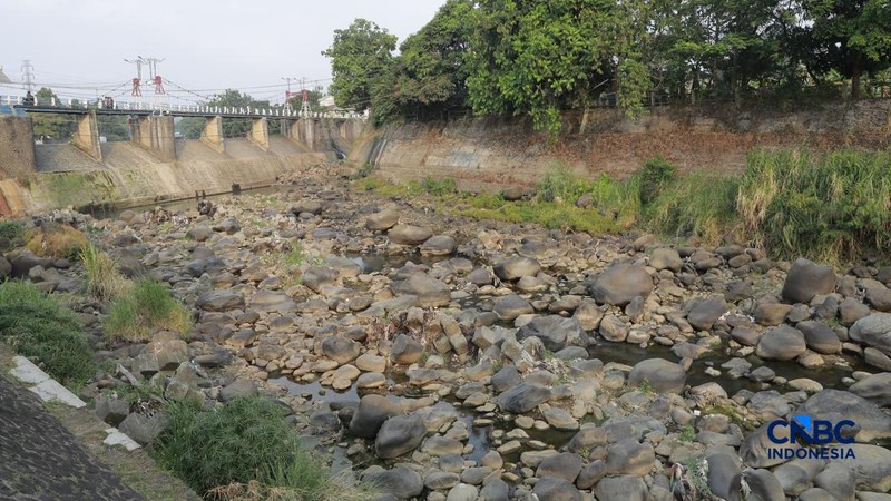 Sejumlah pengendara melintas dijembatan Bendung Katulampa, Bogor Jawa Barat, Kamis, (16/7/2026). Debit air di Bendung Katulampa, Kota Bogor, mulai mengalami penurunan seiring memasuki musim kemarau. (CNBC Indonesia/Muhammad Sabki)