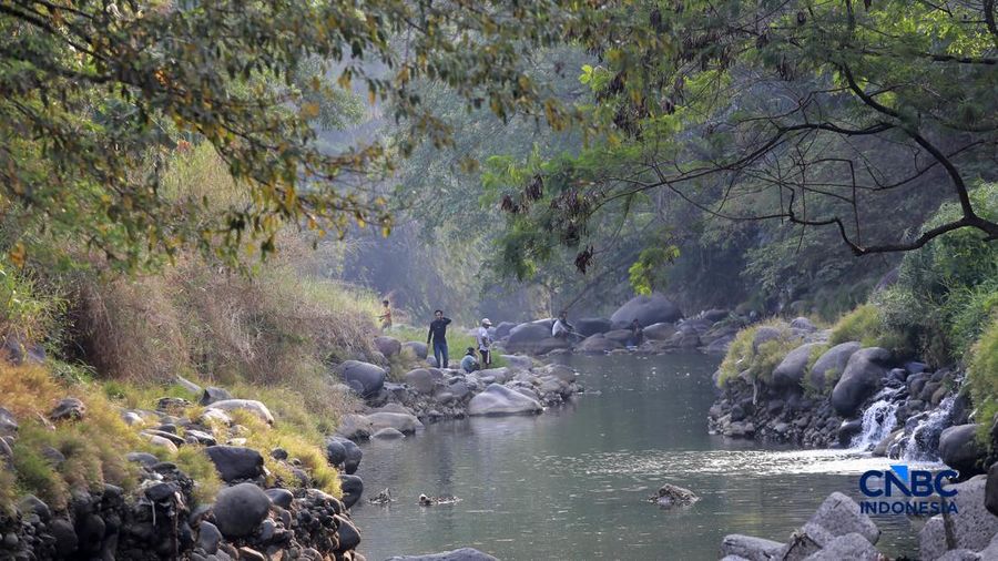 Sejumlah pengendara melintas dijembatan Bendung Katulampa, Bogor Jawa Barat, Kamis, (16/7/2026). Debit air di Bendung Katulampa, Kota Bogor, mulai mengalami penurunan seiring memasuki musim kemarau. (CNBC Indonesia/Muhammad Sabki)