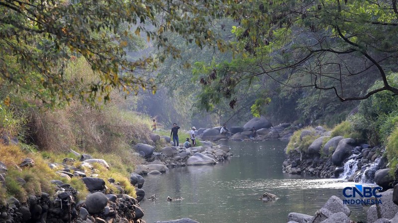 Sejumlah pengendara melintas dijembatan Bendung Katulampa, Bogor Jawa Barat, Kamis, (16/7/2026). Debit air di Bendung Katulampa, Kota Bogor, mulai mengalami penurunan seiring memasuki musim kemarau. (CNBC Indonesia/Muhammad Sabki)