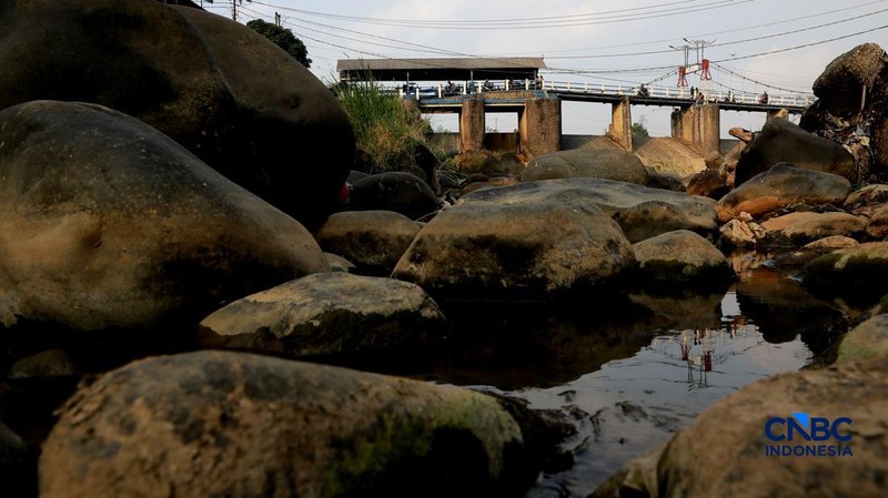 Sejumlah pengendara melintas dijembatan Bendung Katulampa, Bogor Jawa Barat, Kamis, (16/7/2026). Debit air di Bendung Katulampa, Kota Bogor, mulai mengalami penurunan seiring memasuki musim kemarau. (CNBC Indonesia/Muhammad Sabki)