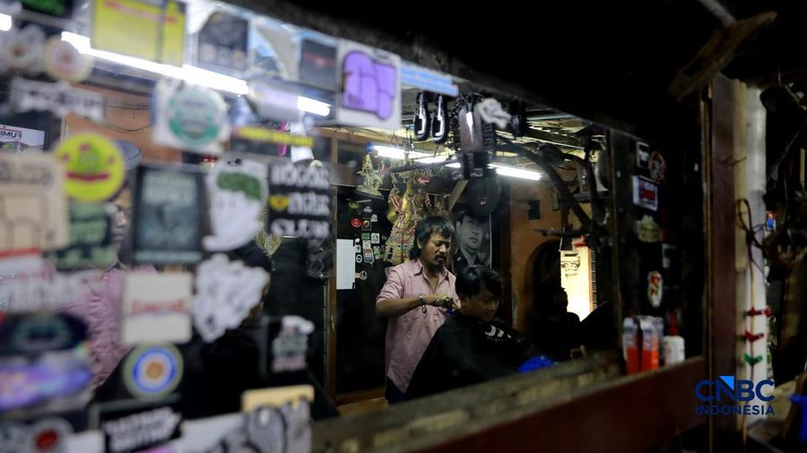 Supri 62 tahun pemilik jasa cukur rambut melayani pelanggan di Kawasan jalan Pemuda, Bogor, Jawa Barat, Kamis, (16/7/2026). (CNBC Indonesia/Muhammad Sabki)