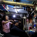 Supri 62 tahun pemilik jasa cukur rambut melayani pelanggan di Kawasan jalan Pemuda, Bogor, Jawa Barat, Kamis, (16/7/2026). (CNBC Indonesia/Muhammad Sabki)