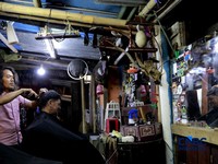 Supri 62 tahun pemilik jasa cukur rambut melayani pelanggan di Kawasan jalan Pemuda, Bogor, Jawa Barat, Kamis, (16/7/2026). (CNBC Indonesia/Muhammad Sabki)