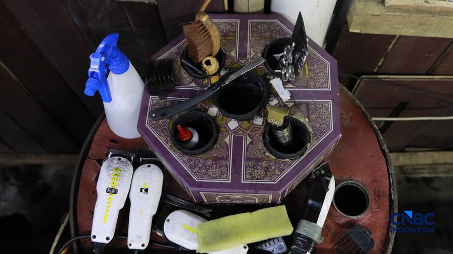 Supri 62 tahun pemilik jasa cukur rambut melayani pelanggan di Kawasan jalan Pemuda, Bogor, Jawa Barat, Kamis, (16/7/2026). (CNBC Indonesia/Muhammad Sabki)
