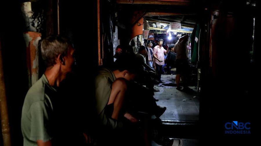 Supri 62 tahun pemilik jasa cukur rambut melayani pelanggan di Kawasan jalan Pemuda, Bogor, Jawa Barat, Kamis, (16/7/2026). (CNBC Indonesia/Muhammad Sabki)