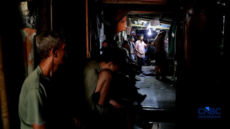 Supri 62 tahun pemilik jasa cukur rambut melayani pelanggan di Kawasan jalan Pemuda, Bogor, Jawa Barat, Kamis, (16/7/2026). (CNBC Indonesia/Muhammad Sabki)