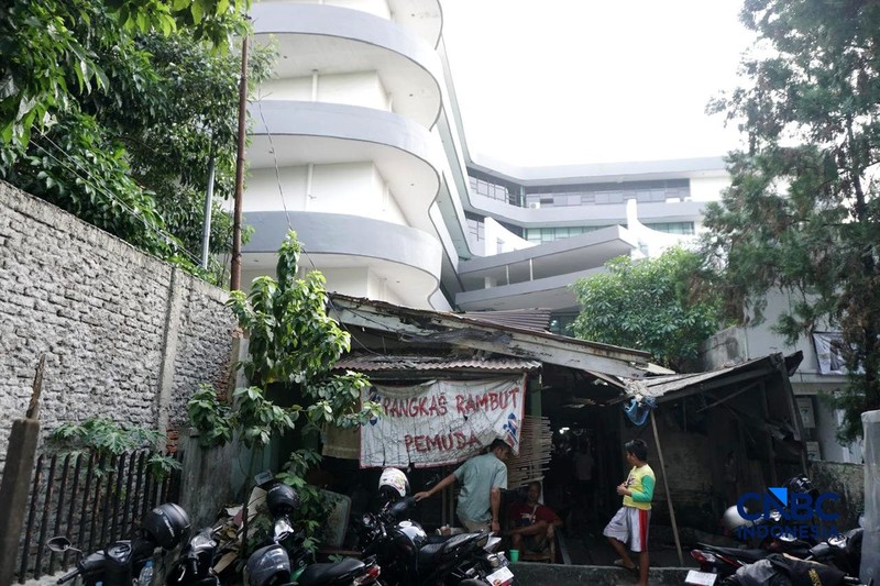 Supri 62 tahun pemilik jasa cukur rambut melayani pelanggan di Kawasan jalan Pemuda, Bogor, Jawa Barat, Kamis, (16/7/2026). (CNBC Indonesia/Muhammad Sabki)